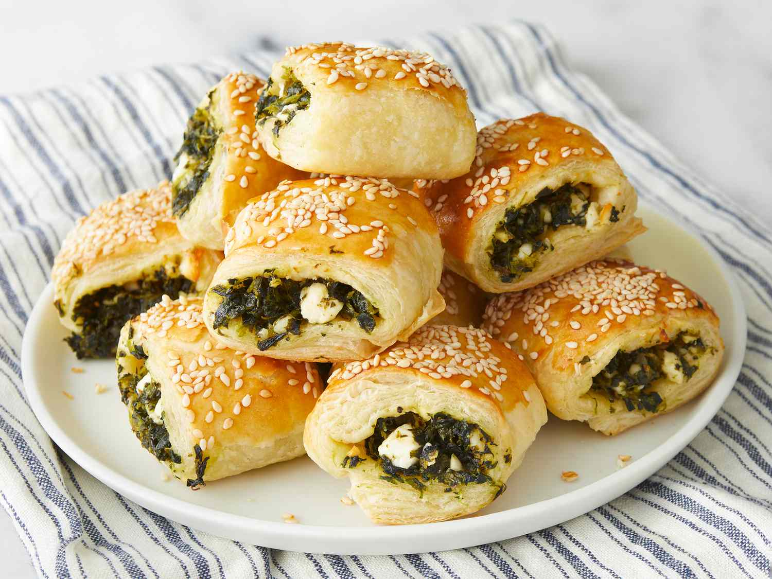 261162-spinach-rolls-with-puff-pastry-ddmfs-3X4-0162-1e0f2cbd1a15474187cdd8ec9a06a714